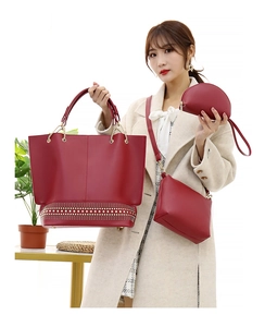 Dettaglio del set di borse rosso vino da tre pezzi con borsa tote borchiata e tracolla