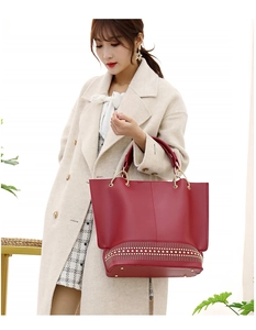 Dettaglio borsa tote bordeaux con borchie dorate e manici a catena di tendenza