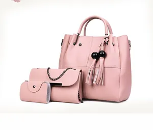 Detailset aus rosa Ledershopper, Ketten-Umschlagtasche und Portemonnaie mit Quaste