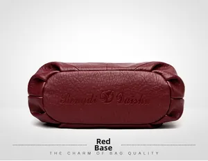 Gros plan du fond du sac bordeaux en similicuir avec logo Bengdi Daishu et surpiqûres