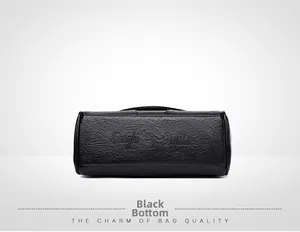 Détail du fond texturé du sac en cuir souple avec logo de la marque embossé