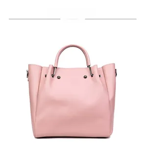 Seitenansicht der rosa Beuteltasche mit Lychee-Maserung und Metallnieten-Details