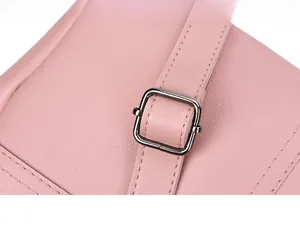 Detailansicht der rosa Umhängetasche mit gunmetal Schnalle und feiner PU-Leder-Verarbeitung