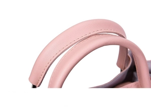 Makroaufnahme des rosa Taschengriffs mit Lychee-Narbung und feiner Doppelnaht