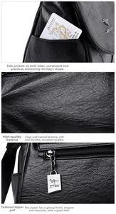 Détails d'un sac en cuir grainé noir avec fermeture éclair argentée et pendentif