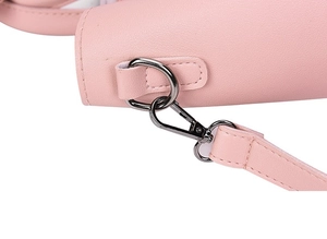 Detail der rosa Ledertasche mit gunmetal D-Ring und Karabinerverschluss am Schultergurt