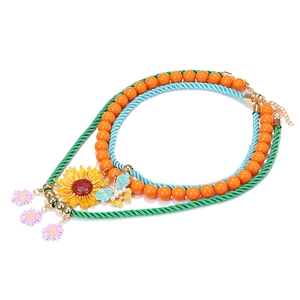 Collana multistrato con pendenti a girasole, farfalla smaltata e margherite rosa