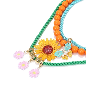 Collana boho multistrato con ciondoli a girasole e farfalla e cordoncini intrecciati