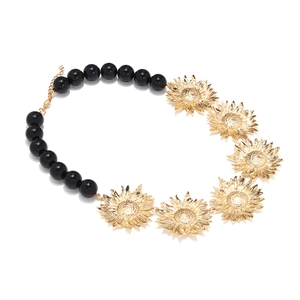 Collier artisanal de tournesols avec perles noires et pendentifs dorés en relief