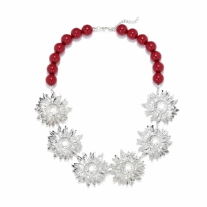 Collier artisanal perlé rouge avec pendentifs tournesol argentés au style vintage