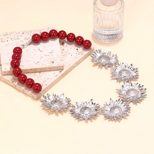 Collier tournesol rétro avec perles rouges brillantes et pendentifs floraux en argent