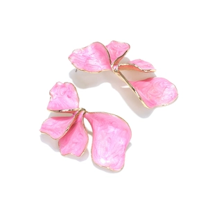 Dettaglio di orecchini lunghi a fiore in metallo con smalto rosa e bordi d'oro