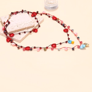 Collier multicouche fait main avec perles et pendentifs cœur et poisson sur pierre