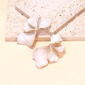 Orecchini a fiori in smalto bianco con bordi dorati su pietra di travertino naturale