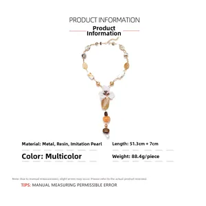 Détail du collier à fleurs en résine avec perles et perles d'émail multicolores