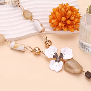 Collier à pendentif fleur en résine rétro avec perles marbrées et accents dorés