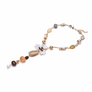 Sautoir bohème avec pendentif fleur en résine et perles de pierres naturelles colorées
