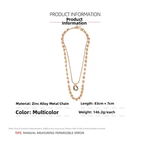 Détail d'un collier multicouche doré en alliage de zinc avec motifs floraux et pendentif