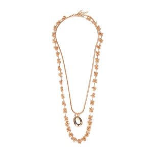 Collier doré multi-rangs avec pendentif ovale lisse et chaîne à perles évidées stylée