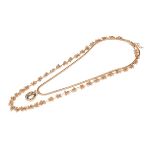 Détail du collier multi-rangs doré avec chaîne à billes et pendentif ovale poli