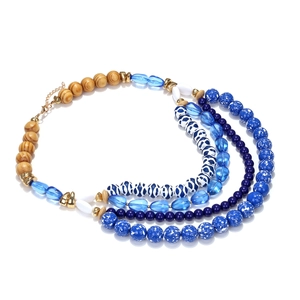 Collana bohémien multistrato con perline sfumate blu e accenti dorati metallici