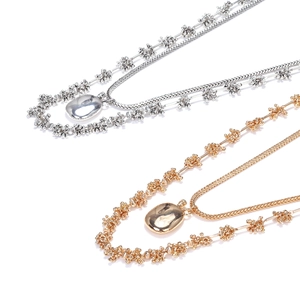 Collier multicouche avec pendentif bouteille, perles et chaînes serpent or et argent