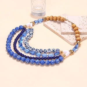 Collana boho multistrato con perle blu sfumate e piccoli dettagli in conchiglia