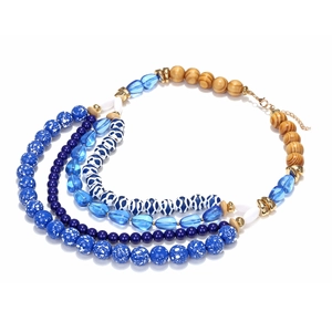 Collana boho multistrato con perline blu sfumate e chiusura dorata su fondo bianco