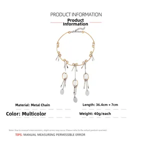 Détail d'un collier vintage multicouche avec pampilles asymétriques dorées et argentées