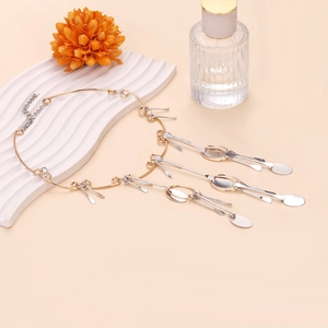 Collier multi-rangs avec pendentifs cuillères sur un support d'exposition élégant