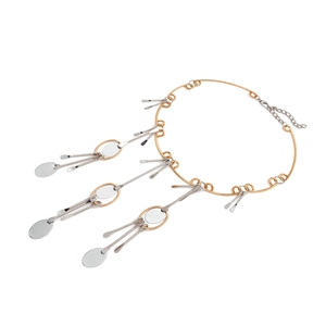 Collier chic multi-rangs à franges métalliques avec accents géométriques or et argent