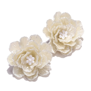 Boucles d'oreilles fleurs 3D faites main en résine avec pétales et perles blanches