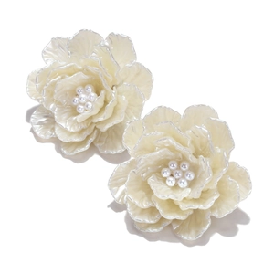 Boucles d'oreilles fleurs multicouches en résine avec fini nacré et centre perlé