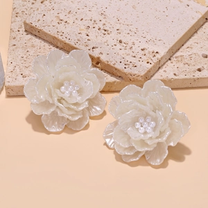 Boucles d'oreilles fleurs en résine tissées main avec perles sur socle en marbre