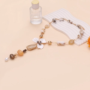 Collier avec pendentif fleur en émail et perles en résine au design bohème chic