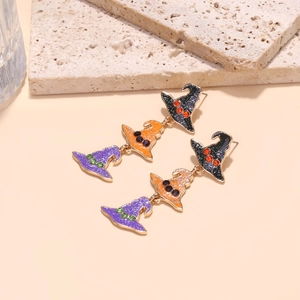Dettaglio macro di orecchini a tre strati a forma di cappello da strega con smalto glitter