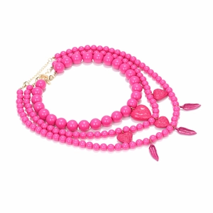 Collier bohème multicouche en perles rose vif avec pendentifs cœur et fermoir doré