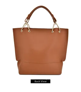 Vista posteriore della borsa tote in pelle marrone con attacchi a catena dorata