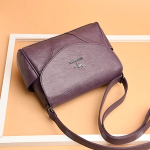 Sac bandoulière élégant en cuir violet pour femme avec sangle réglable et logo en métal