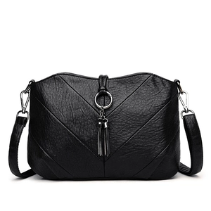 Sac bandoulière noir à surpiqûres chevron avec pompon argenté et boucle métallique