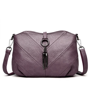 Sac bandoulière mauve pour femme avec surpiqûres en V et détails de glands doux