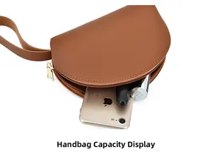 Capacità interna della pochette in pelle sintetica marrone con smartphone e rossetto
