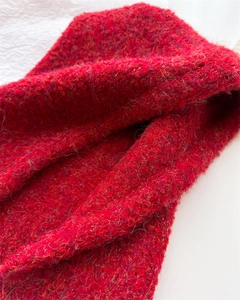 Macro della trama in maglia di lana rossa spessa con coulisse e fibre morbide
