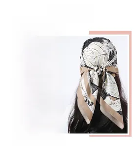Détail d'un foulard en soie à motif floral montrant le style et la texture du tissu