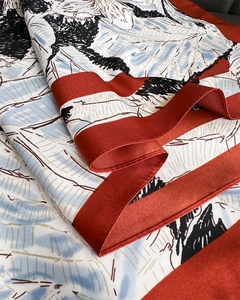 Détail de l'ourlet roulotté à la main et texture géométrique du foulard en soie