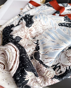 Vue macro d'un foulard en soie avec esquisses florales rétro et texture satinée