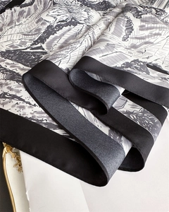 Vue détaillée d'un foulard en soie avec imprimé paysage à l'encre et bords noirs
