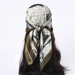 Foulard en soie vert olive avec esquisses abstraites porté comme un bandeau élégant