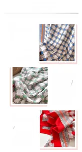 Dettaglio ravvicinato di foulard in seta a spina di pesce con stampa catena di lusso
