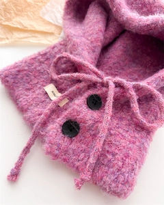 Dettaglio del passamontagna balaclava viola in maglia di lana con bottoni e lacci